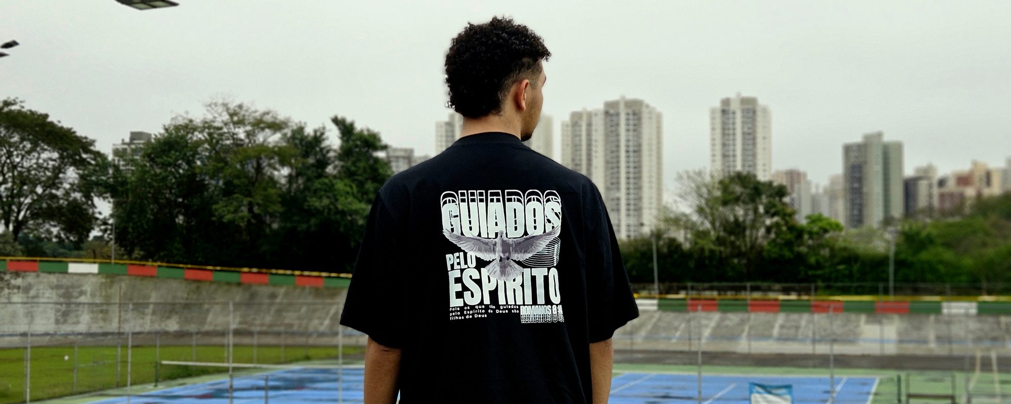 Costas da camiseta Oversized - Guiados Pelo Espírito (Romanos 8:14) com a estampa da pomba, vista em Curitiba