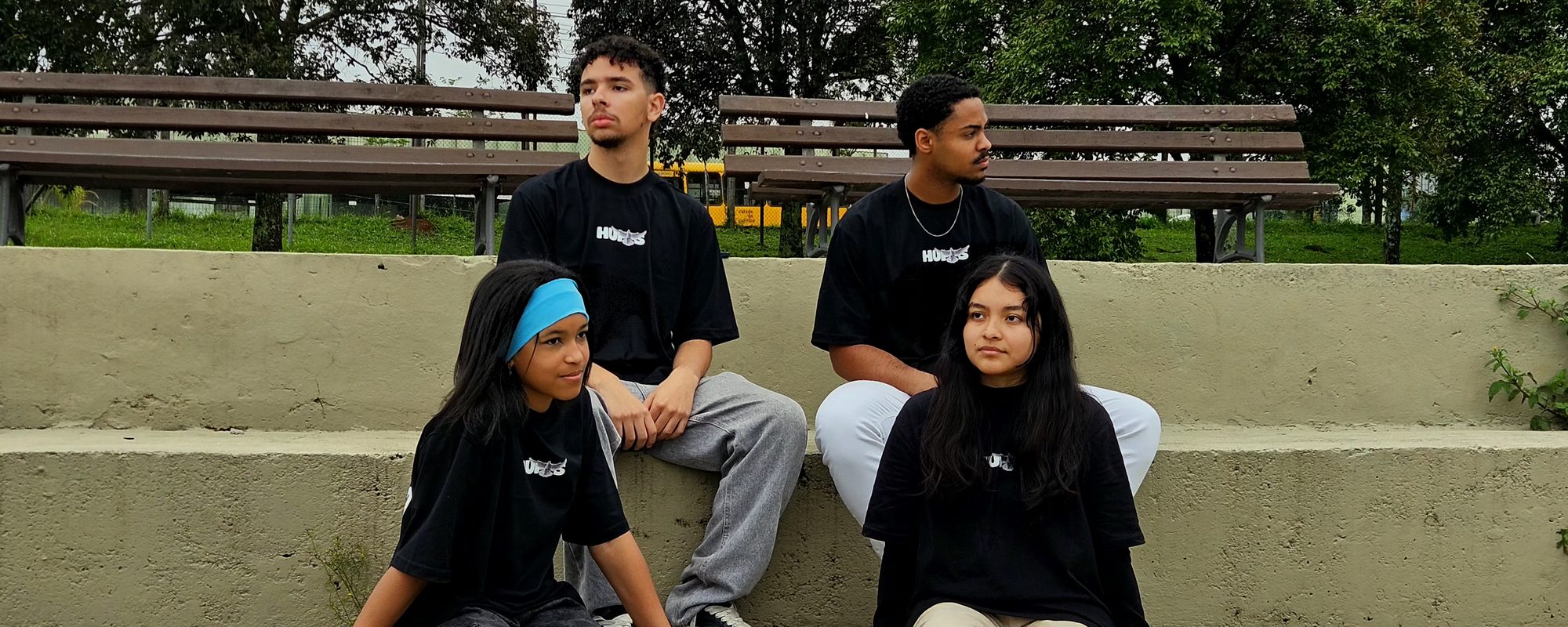 Quatro jovens vestindo a camiseta Oversized da Comtemplo Clothes