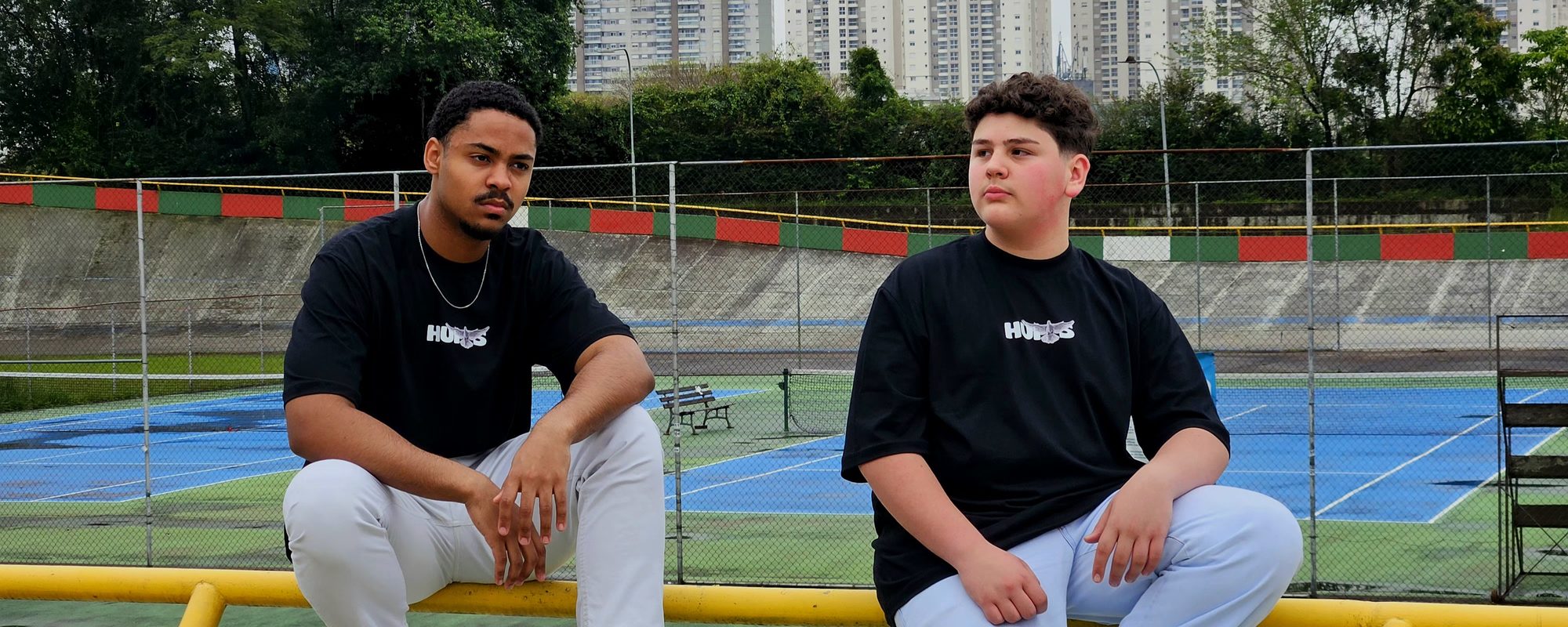 Dois jovens sentados vestindo a camiseta Oversized da Comtemplo Clothes